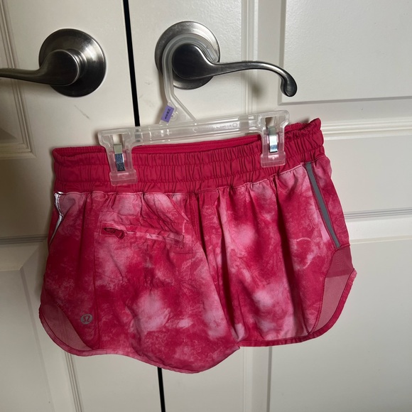 Lululemon Hotty Hot Shorts Size 4 (RARE PATTERN) - Picture 3 of 4